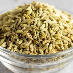 Szklana miska pełna nasion kopru, gotowych do dodania aromatu do potraw.