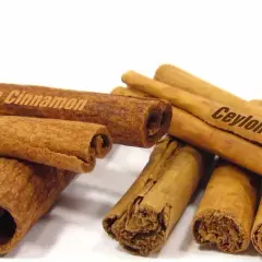Kora cynamonu cejlońskiego i kasji, aromatyczna przyprawa, idealna do deserów i napojów.