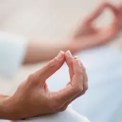 Dłoń wykonująca mudrę na uspokojenie, symbolizującą spokój i równowagę wewnętrzną.