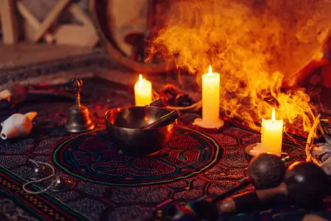 Ołtarz do ceremonii ayahuasca: misy, świece, dym i instrumenty.