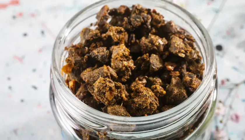 Słoik pełen grudek propolisu. Zastanawiasz się, jak długo można stosować propolis? To naturalny produkt pszczeli o wielu zastosowaniach.