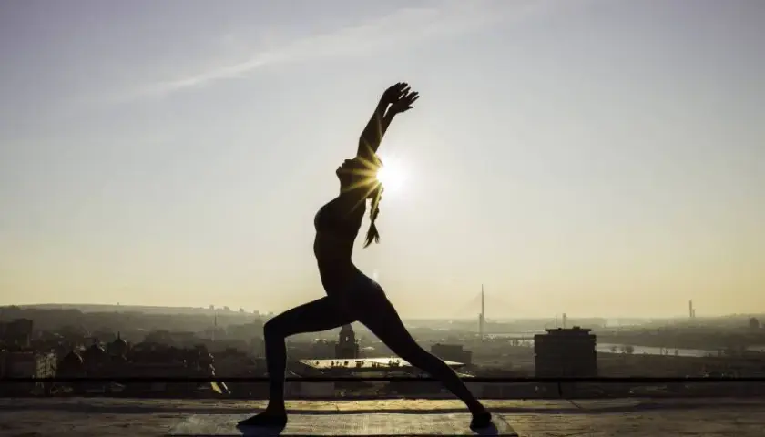 Vinyasa Flow joga: Co to jest? Korzyści i praktyczne wskazówki