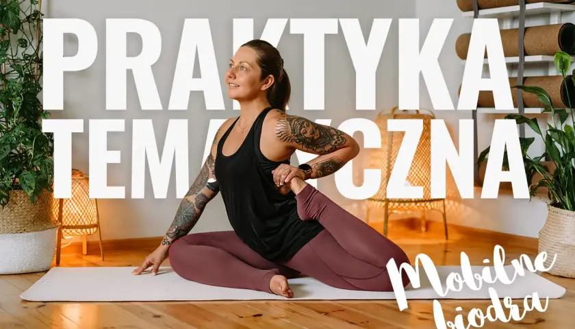 Kobieta w pozycji kapotasana, ćwicząca mobilność bioder. W tle rośliny i maty do jogi.