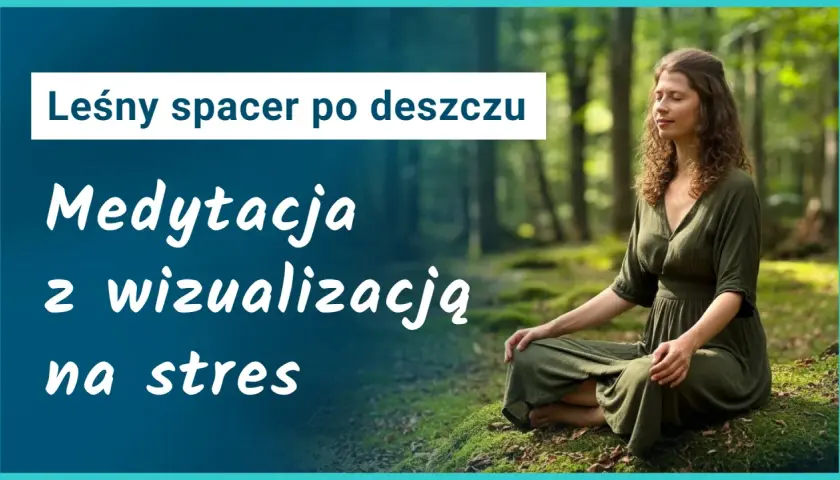 Kobieta medytuje w lesie po deszczu, szukając ukojenia od stresu.