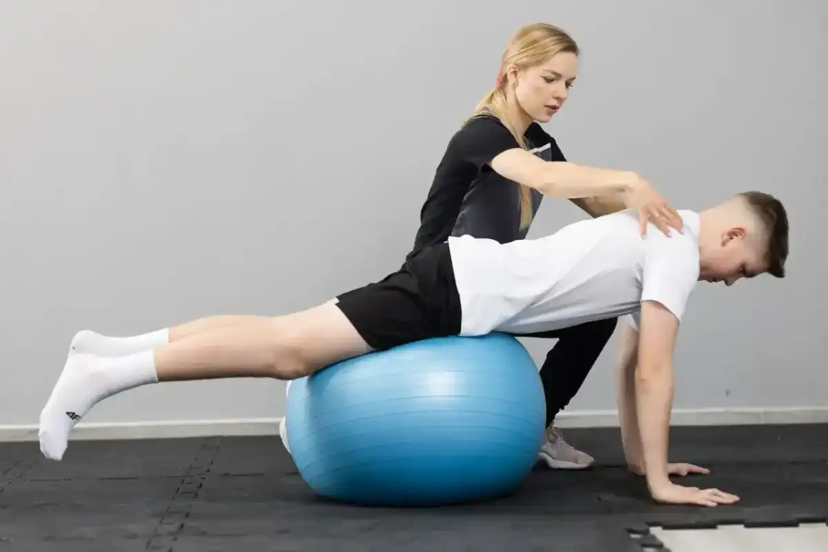 Ćwiczenia na skoliozę w domu - co naprawdę pomaga?