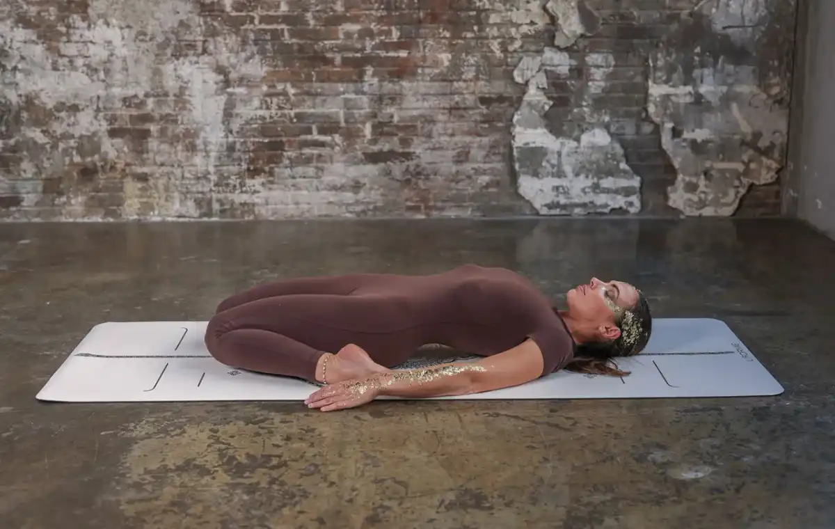 Supta Virasana - relaks czy wyzwanie? Bezpieczna praktyka jogi