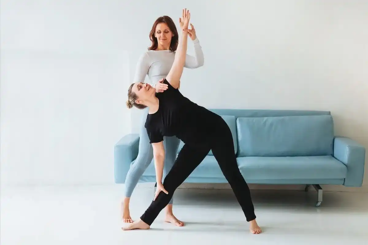 Trikonasana - stabilność czy elastyczność? Prawidłowe wykonanie