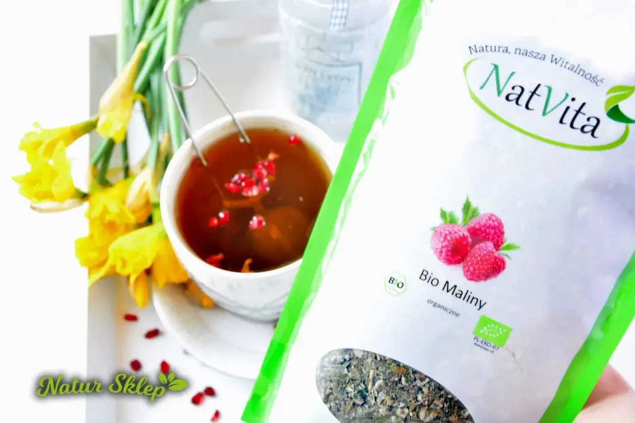 Herb z liści malin na co dzień? Idealny na wiosenne orzeźwienie, obok żółtych żonkili. Opakowanie Bio Maliny NatVita.
