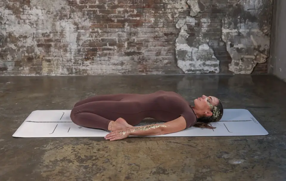 Supta Virasana - relaks czy wyzwanie? Bezpieczna praktyka jogi