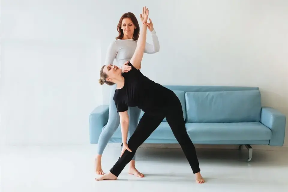 Trikonasana - stabilność czy elastyczność? Prawidłowe wykonanie
